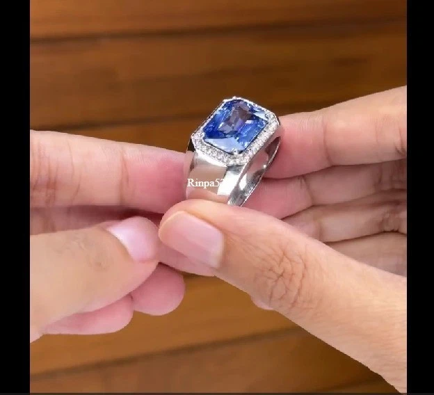 Anillo para hombre con zafiros y diamantes creados en laboratorio enchapado en oro blanco de plata de ley 925 Foto 2 de 3