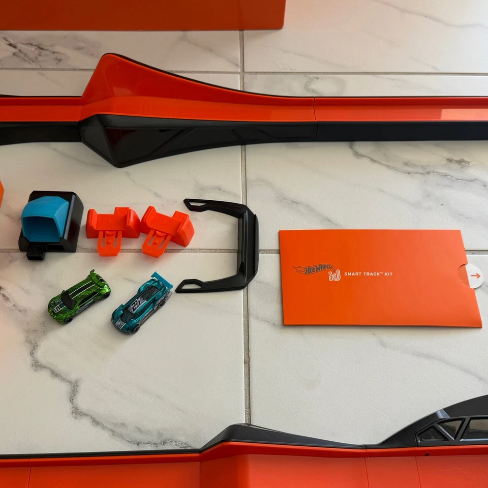 Hot Wheels id Smart Track Starter Kit, Bluetooth App Interactive + 13 EXTRA CARS - Image 3 of 4