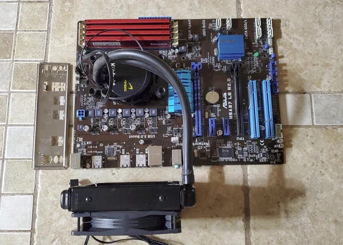 ASUS M5A97 LE R2.0 motherboard 32GB Hyper X  AMD FX 8320 Kuhler H2O