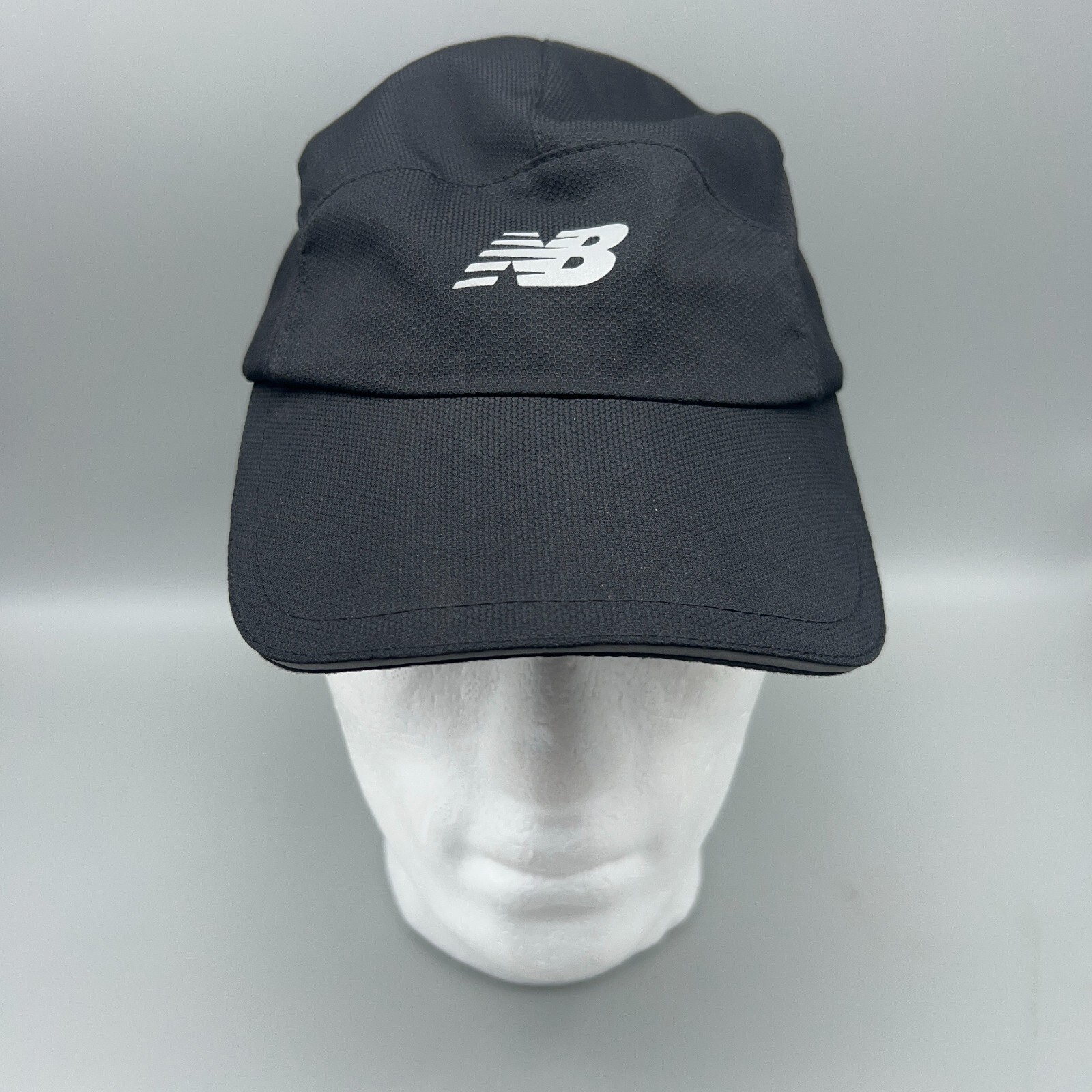 Кепка New Balance для взрослых с ремешком сзади черная 5-панельная функциональная для бега бега бега