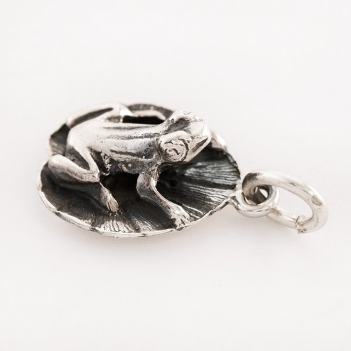 STERLING SILVER 3D FROG ON LILYPAD CHARM PENDANT - Picture 2 of 4