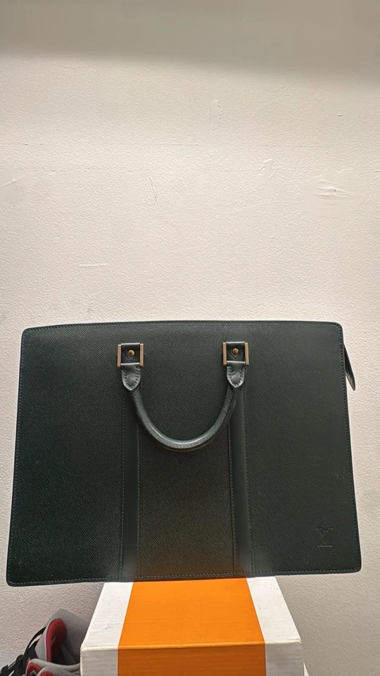 Pasta Louis Vuitton verde couro taiga Lozan Attache 40LVL1125 - Imagem 3 de 4