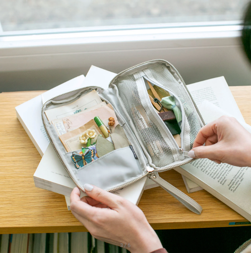 Hobonichi: Small Drawer Pouch (Toshiyuki Fukuda: Delivering Flowers) - Picture 3 of 6