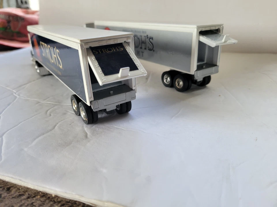 ERTL  2 STROH'S  BEER  TRACTORS  and TRAILERS  1/64 - Image 4 of 4