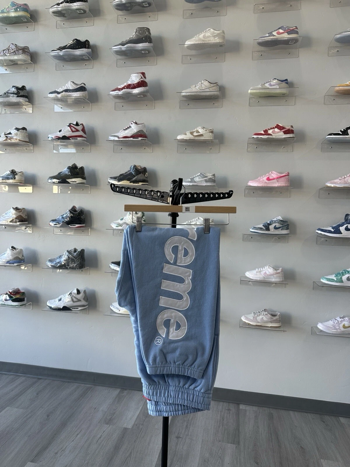 Pantalon de survêtement Supreme Satin Applique (FW24) bleu clair neuf taille M