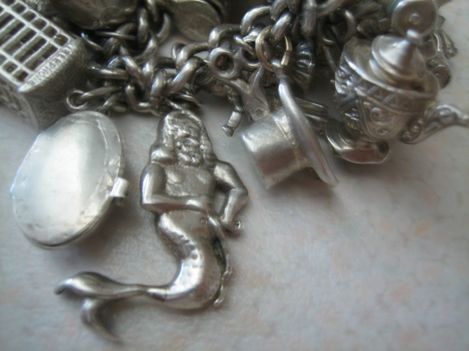 Stunning vintage solid silver charm bracelet 23 c… - image 8