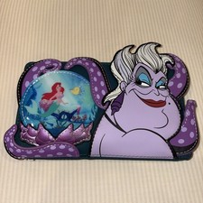 Cartera Loungefly Disney Ursula Sirenita Villanos Escena Bola de Cristal Solapa