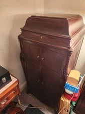 1700 Vintage Victrola Phonograph