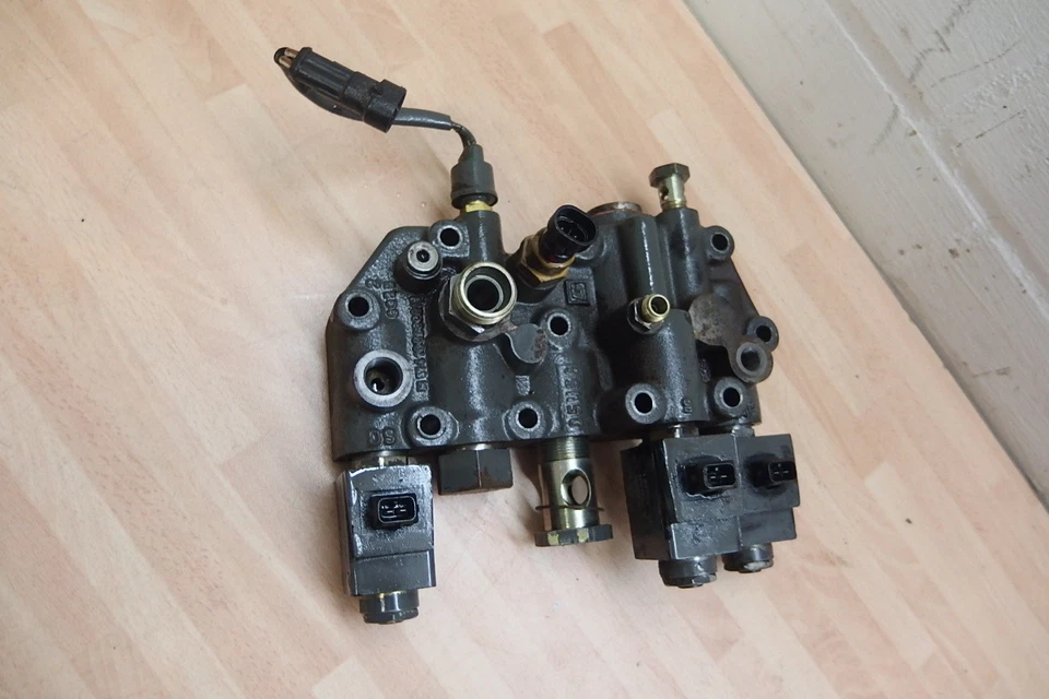 Ventilblock Komfortschaltung Fendt 500er Dff. Kuppl. Allrad MV Hydraulik - Bild 2 von 3