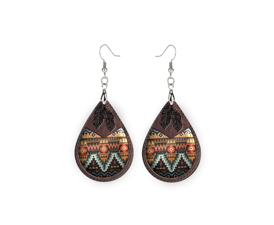 Pendientes colgantes de lágrimas de plumas tribales con estampado de cuero Foto 3 de 4