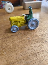 Oldtimer Benbros Traktor gelb mit blanken Metallr&auml;dern ordentlicher Zustand mit Fahrer