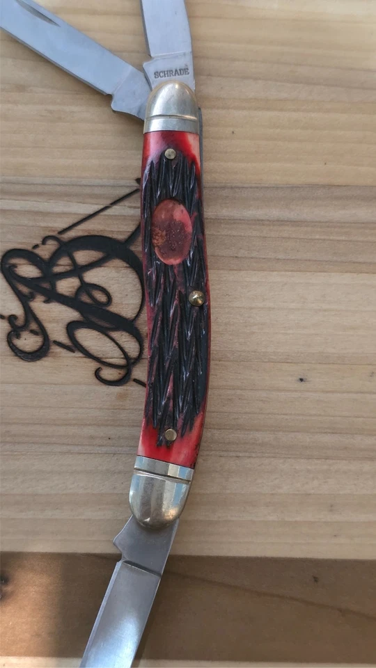 Faca Stockman Schrade 897RPB, alças ósseas vermelhas irregulares escudo faltando - Imagem 2 de 4