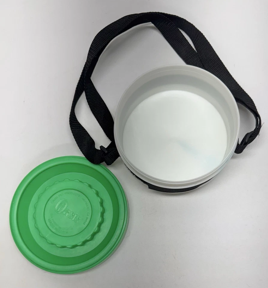 Cuenco de comida para perros de viaje Oasis con correa y tornillo en la parte superior Foto 2 de 4