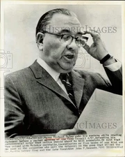 1968 Press Photo Chicago Mayor Richard Daley reads statement at City Council.