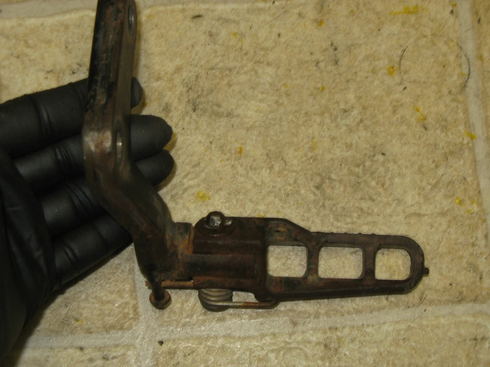 81 SUZUKI DR500 ESTRIBA DERECHA Y SOPORTE Foto 3 de 4