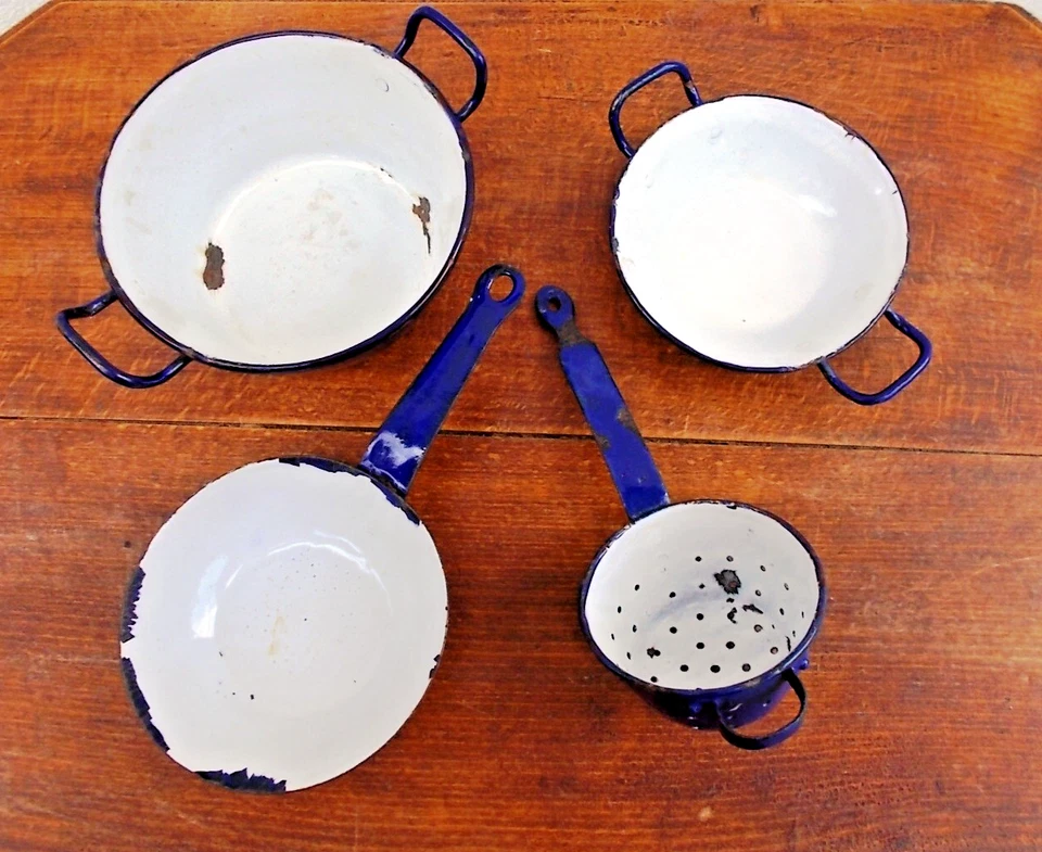 Dînette émaillée bleu blanc, ancienne, dite de petite fille,  4 pc. Mi XX° - Photo 4/4