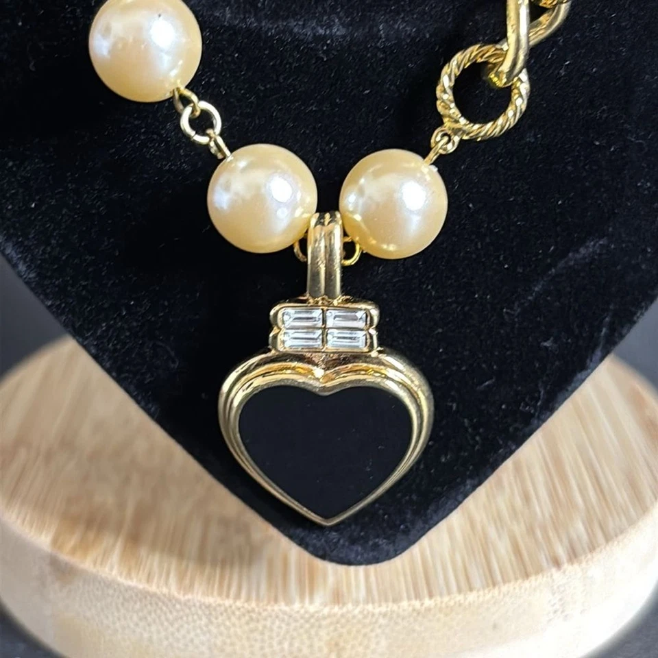 Collar Kenneth Jay Lane KJL Vintage Perla Cadena Larga Esmalte Corazón Tono Dorado Foto 2 de 4