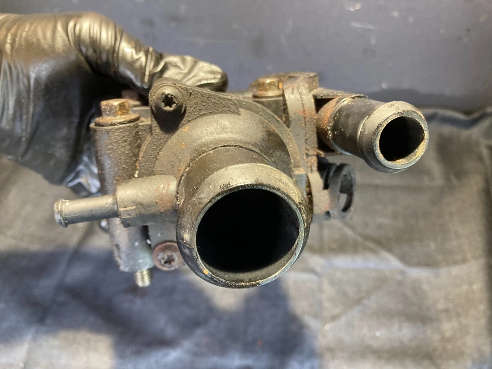 01-03 Ford Escort DOHC Zetec 2.0L Termostato Carcasa y pernos Foto 2 de 4