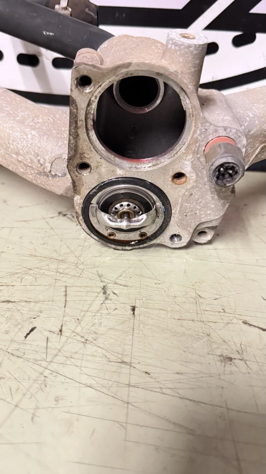 Carcasa termostato trasero 07-10 GMC Sierra 2500 HD 6.6 898082690 Duramax diésel Foto 2 de 4