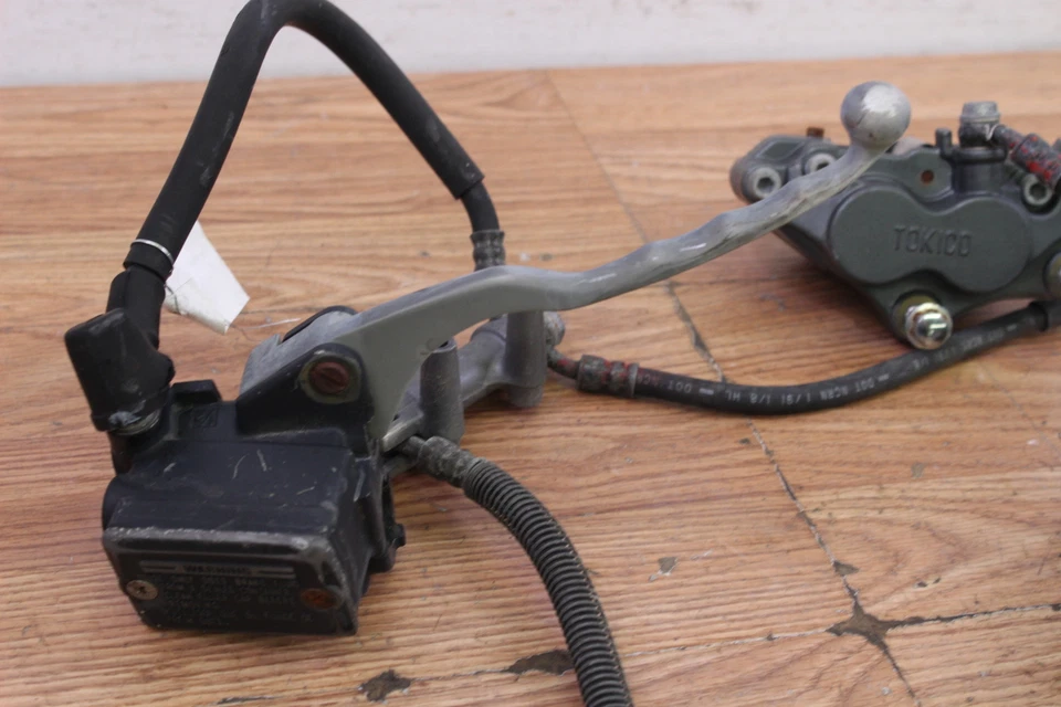 Главный цилиндр переднего тормоза 2002 KAWASAKI ZZR600 ZX-6 с суппортами и шлангами - Изображение 2 из 4