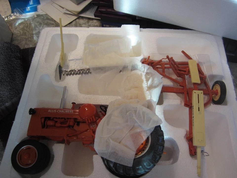 2007 SpecCast CLASSIC 1/16 Allis-Chalmers D-14 LP Gas Tractor & New Idea Mower - Image 4 of 4