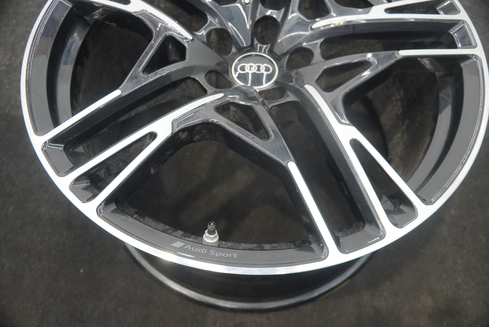 Rear 20X11" 5 Slotted Spoke Black Wheel Rim 4S0601025AJ Audi R8 2021-23 *Note*