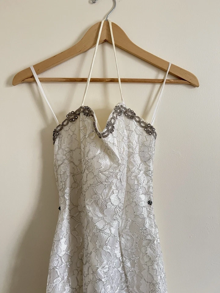 Maxi vestido de novia LORALIE para mujer sin cordones adornado con joyas de encaje metálico vintage Foto 3 de 4