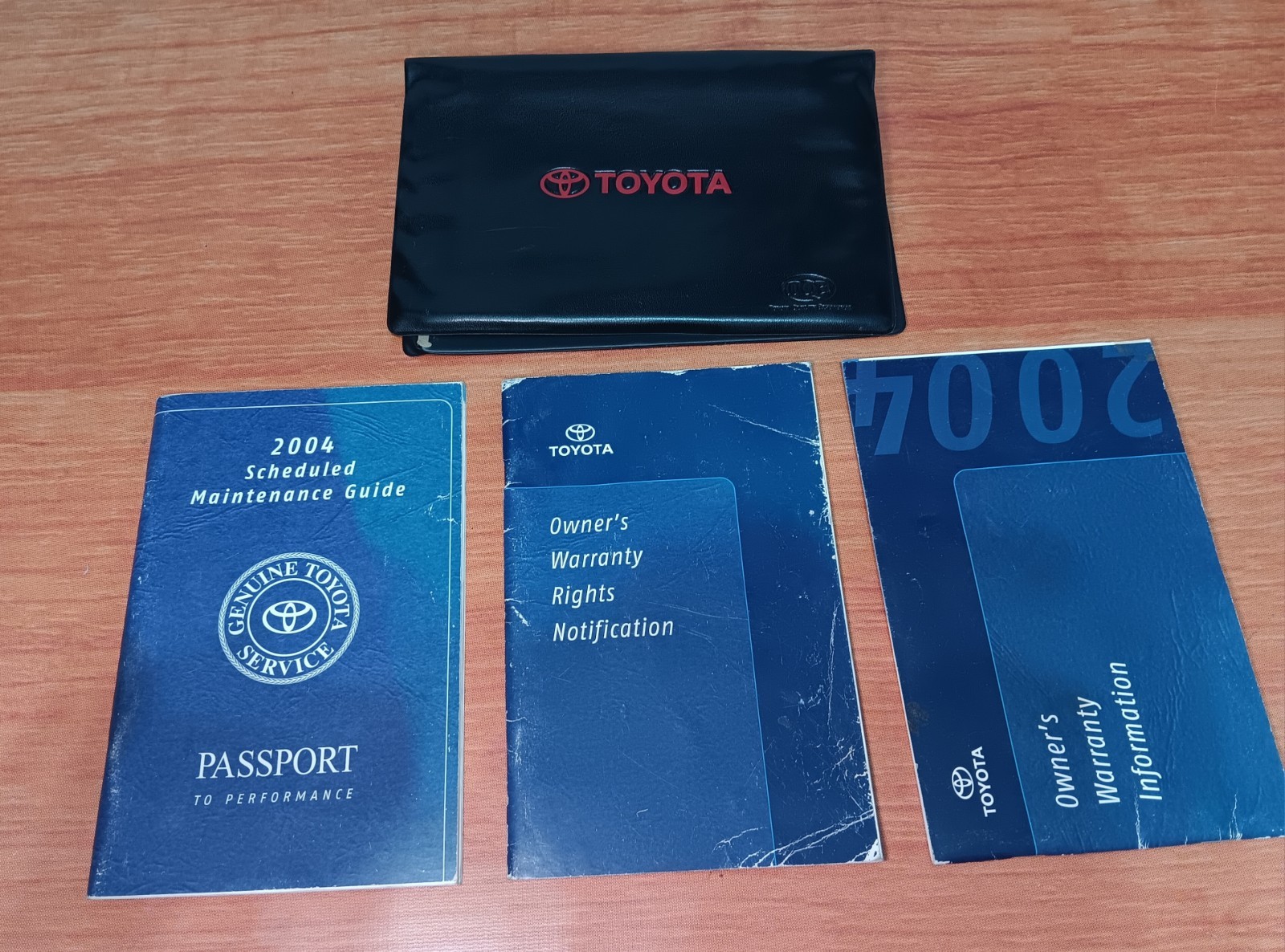 2004 Toyota owners manual & portfolio - Photo 1