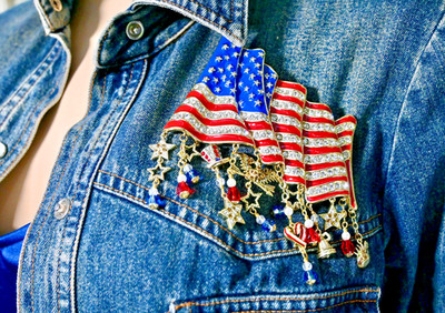 New $200 HEIDI DAUS Patriotic GALLANTLY STREAMING Enamel Crystal Flag Charm Pin