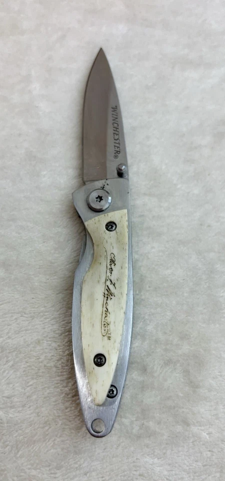 Cuchillo de bolsillo plegable de colección Oliver F. Winchester hoja de borde liso único bloqueo de marco Foto 2 de 4