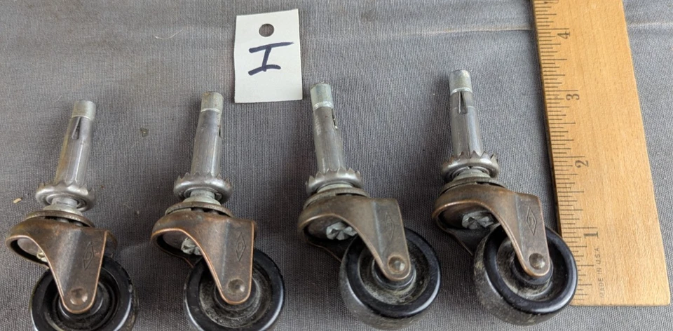 4 ruedas giratorias de acero antiguas Diamond Bassick tono cobre ruedas de plástico temprano Foto 4 de 4