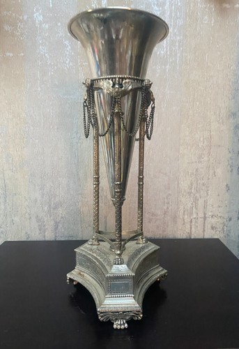 Jarrón trompeta sobre soporte neoclásico plateado cisnes cadenas ornamentado