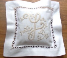 COUSSIN  SACHET BRODE MAIN  INITIALE  GARNI DE LAVANDE LETTRE  Y