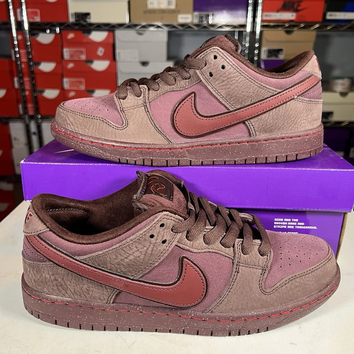 Preços baixos em Nike Dunk Premium SB Low City of Love Collection