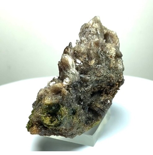 CRISTALLI DI TRASLUCENZA AXINITE con EPIDOTI VERDI su MATRICE dal PERÙ. - Foto 4 di 12