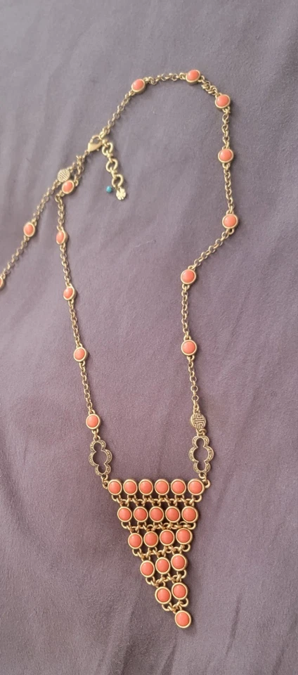 Collar llamativo marca Lucky en capas tono dorado con piedras de color salmón Foto 4 de 4