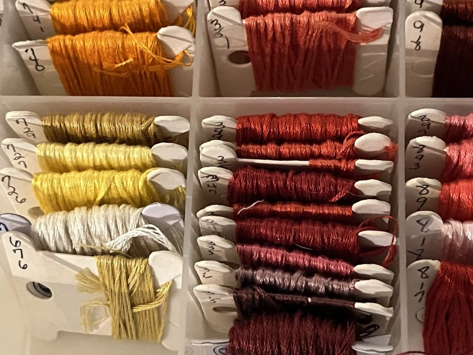 DMC Embroidery Thread Lot w/Color Caddy (1983) 106 Threads & Numbered, Used - Image 4 of 4