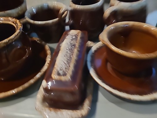 Vintage Hull USA 11-piece Set W/Cups, Plates, Bowls, Butter Dish - Oven-proof - Picture 4 of 5