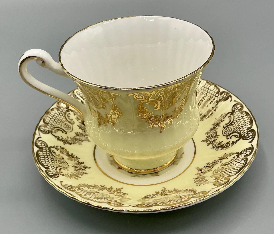 Taza de té y platillo de colección PARAGON Warrant hueso China Inglaterra oro amarillo filigrana F68H Foto 3 de 4