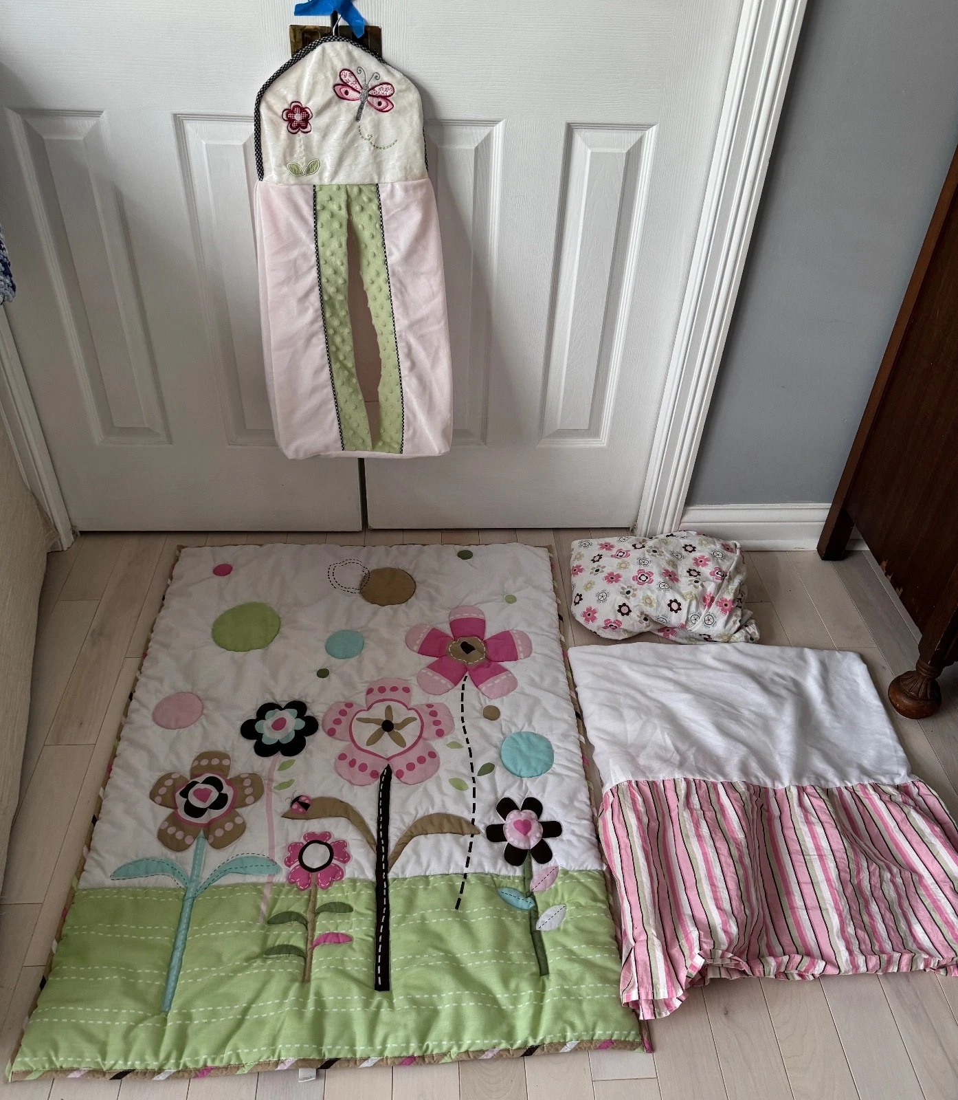 Circo Floral Flower Baby Crib Bedding 4 PC SET Comforter, Sheet, Skirt, Diaper
Opens in a new window
