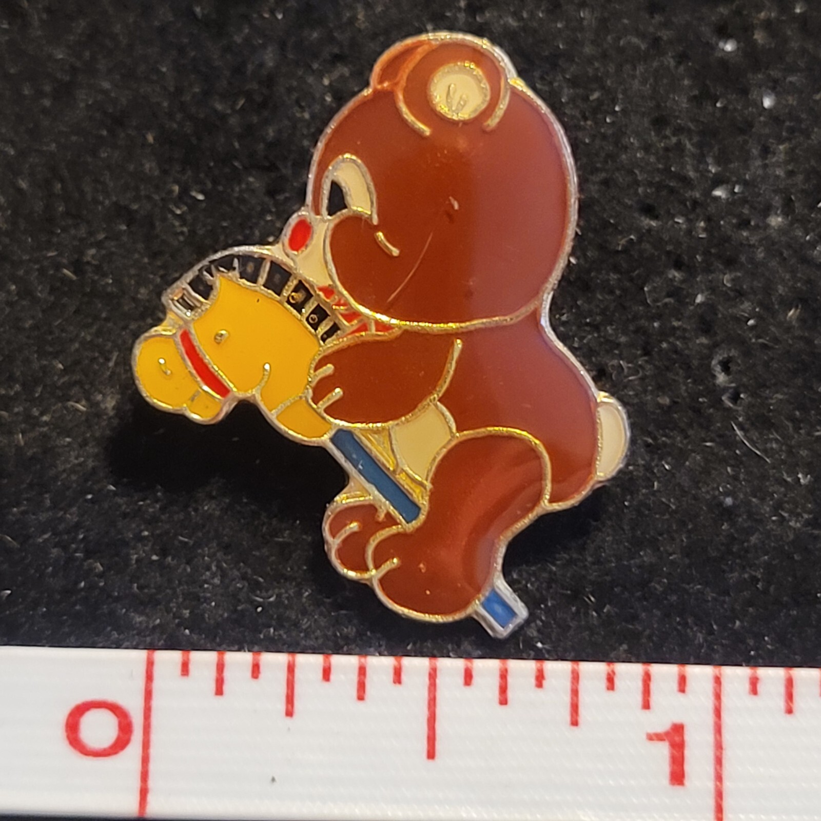 Orsacchiotto orsacchiotto cavallo pony novità baffo distintivo cappello spilla resina tono oro