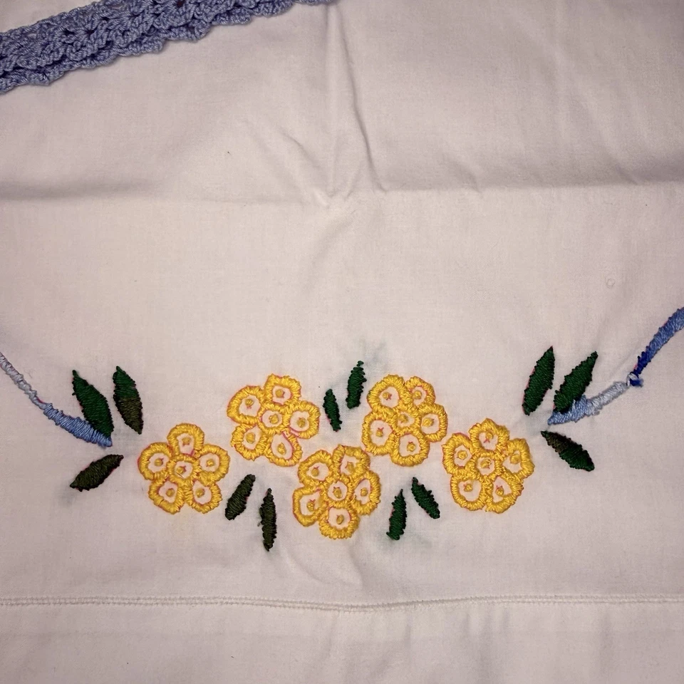 Hermoso Juego de Fundas de Almohada Bordadas y Ganchillo Azul Pájaros Amarillo Floral Foto 4 de 4