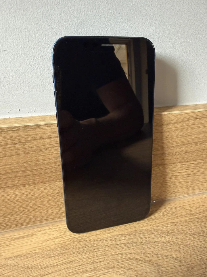 Apple iPhone 13 · 64GB, photo 2 of 3