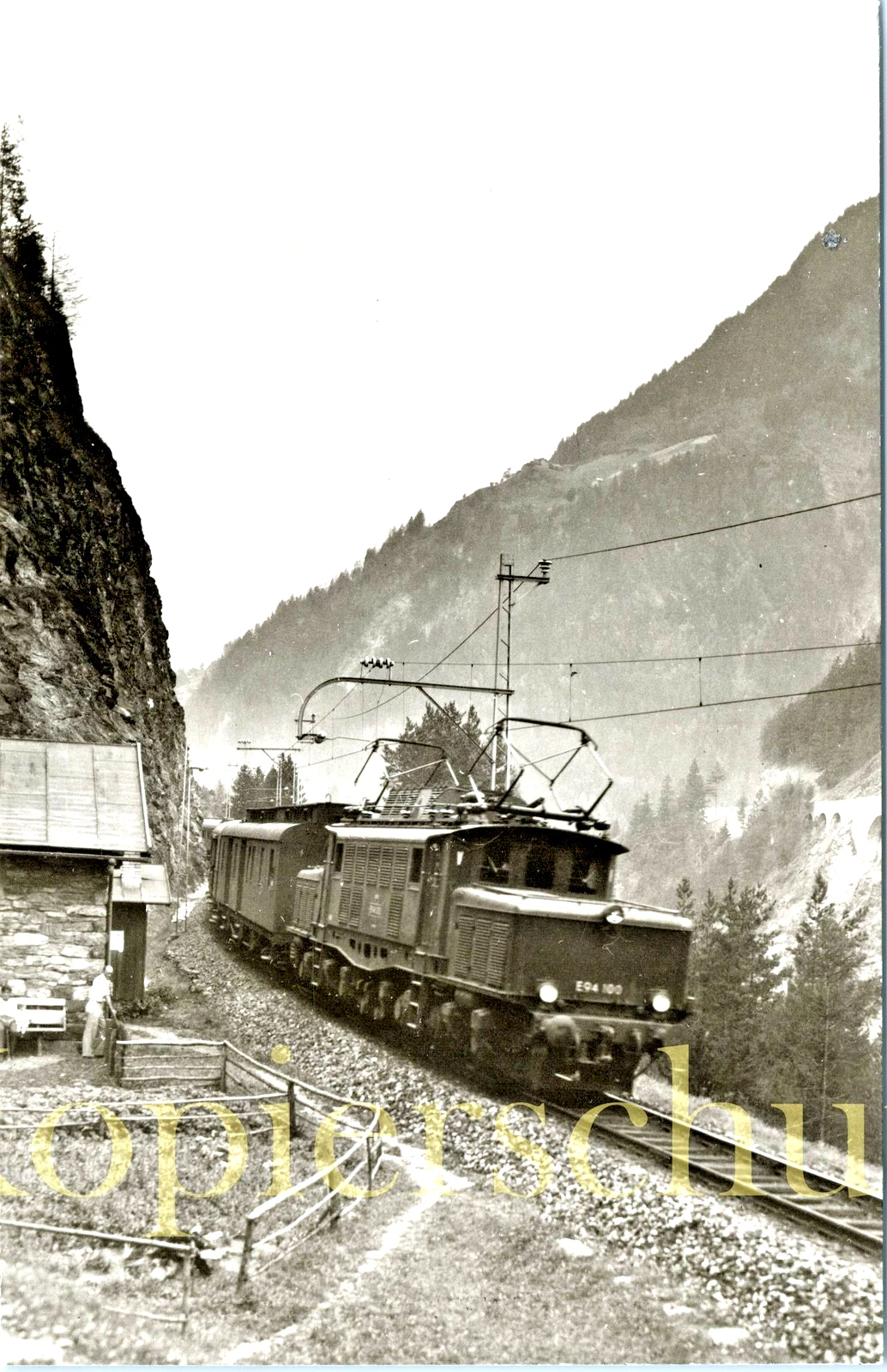 Foto - BBÖ E94 100 in Wiesberg/Arlbergbahn um 1950 - Bild 1 von 1