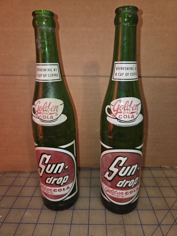 2-  VTG. SUN DROP Gold en Girl Cola Green Bottles 14 oz. RED LABELS 1365