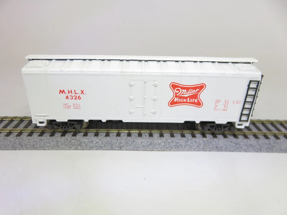 Rivarossi HO Scale 40 Foot Boxcar Miller High Life Beer Refeer - Image 2 of 4