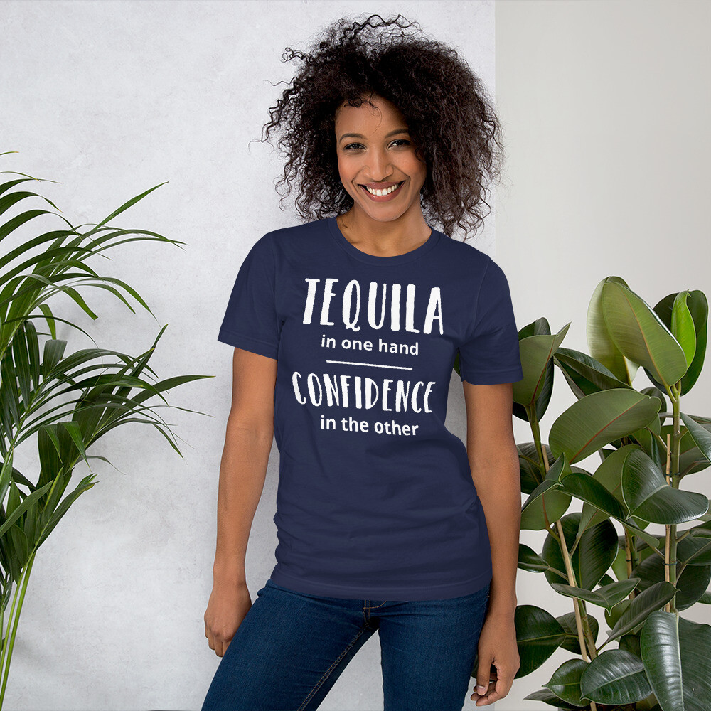 Tequila in una mano Fiducia nell'altra maglietta unisex manica corta
