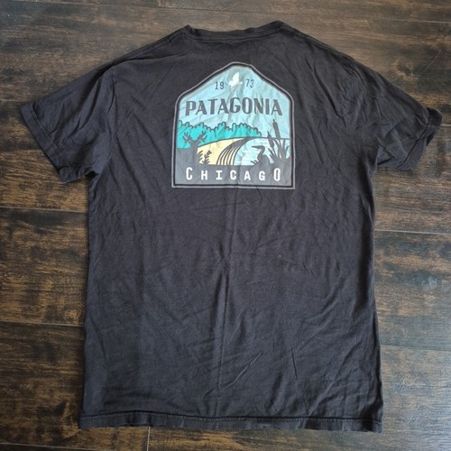 Patagonia Chicago 1973 Herren T-Shirt Braun Bio Baumwolle Slim Fit Grafik Tee