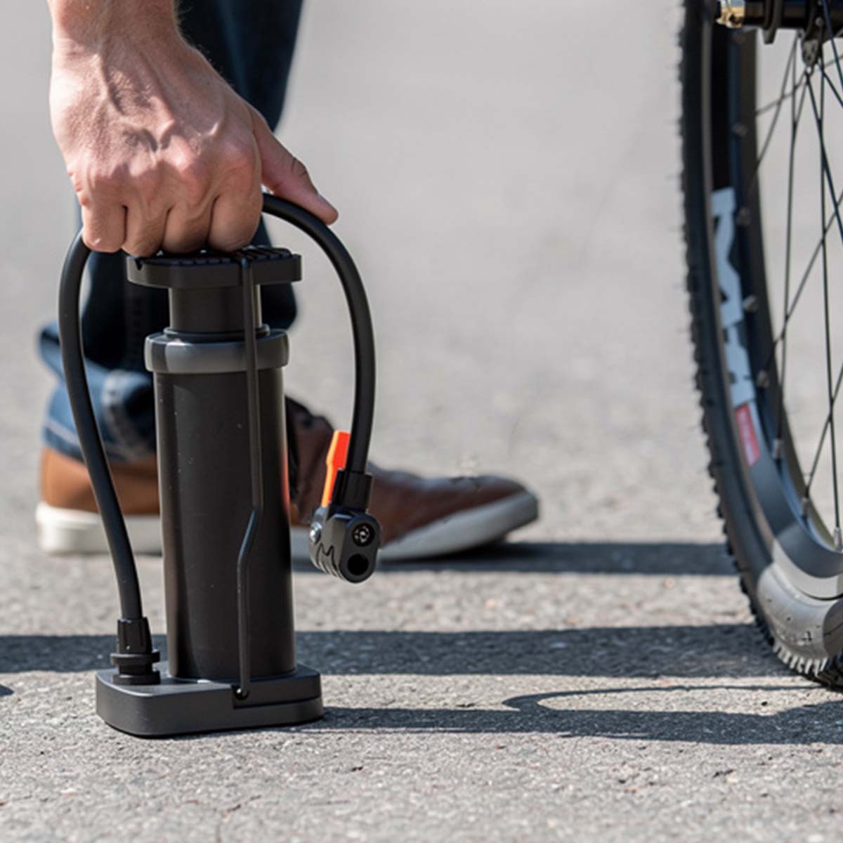 Mini pompe pour vélo et camping accessoire de voyage compact 17cm