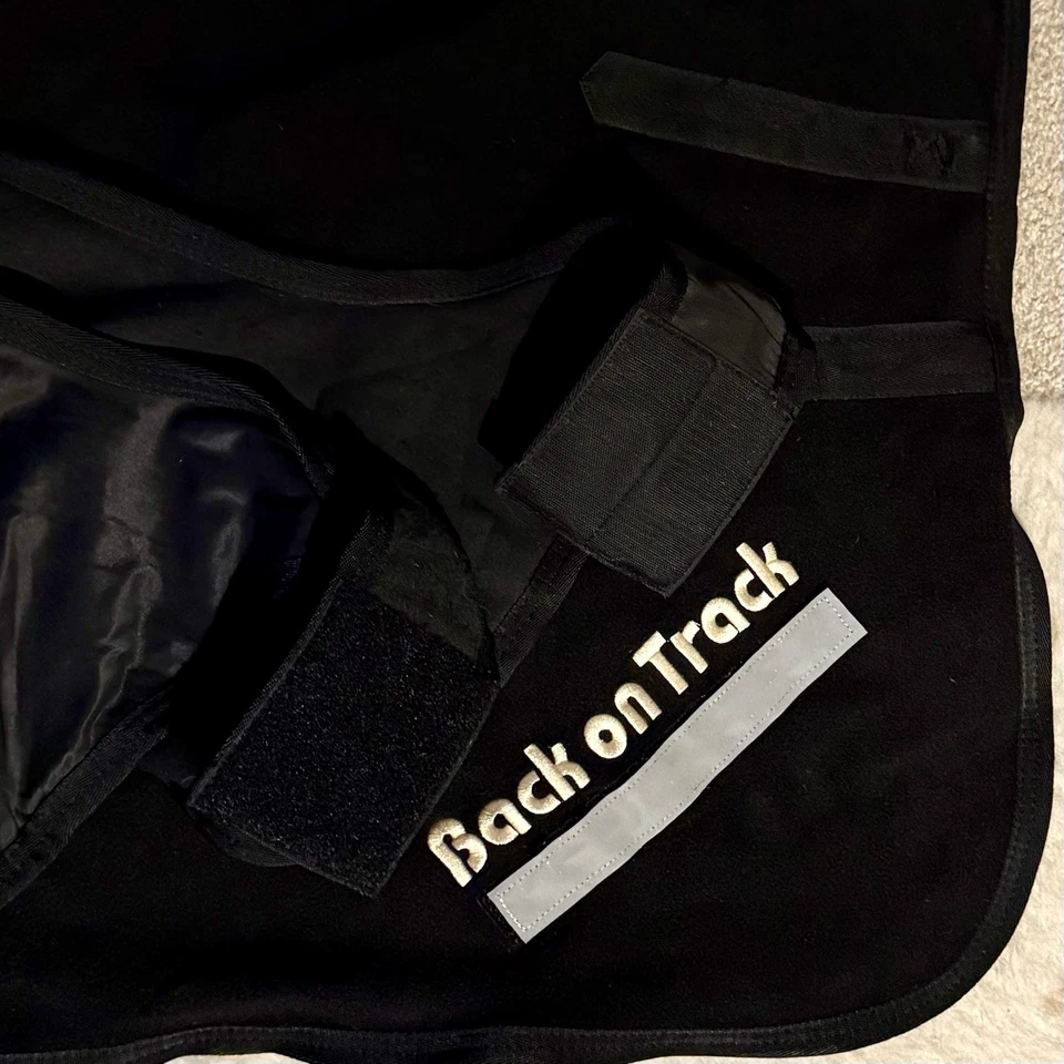 Sábana de ejercicio de lana Back On Track en negro, tamaño caballo (78”) Foto 2 de 4